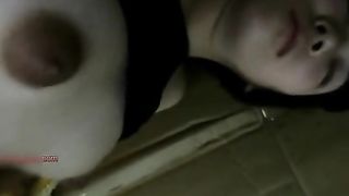 刚怀孕的96年漂亮小美女晚上和男友吵架后到姐姐家喝点酒睡觉被姐夫