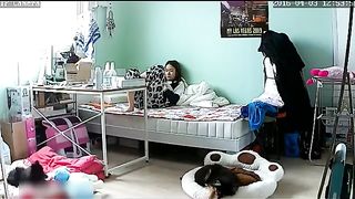 家庭摄像头破解偷拍小美眉一边玩手机一边自慰接个电话换衣服出去仔细看原来来大姨妈了