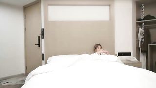 小贤探花约了个长相甜美性感大奶牛仔裤妹子，揉奶摸逼口交上位骑乘后入大力猛操