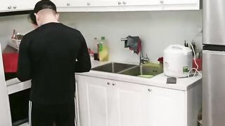 剧情演绎朋友不在家老婆在做饭厨房啪啪，不要不要半推半就脱掉内裤，站立后入搬来椅子抽插猛操