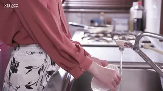 【69堂精品】中文字幕人成乱码熟女，被按着干，身材特棒的人妻