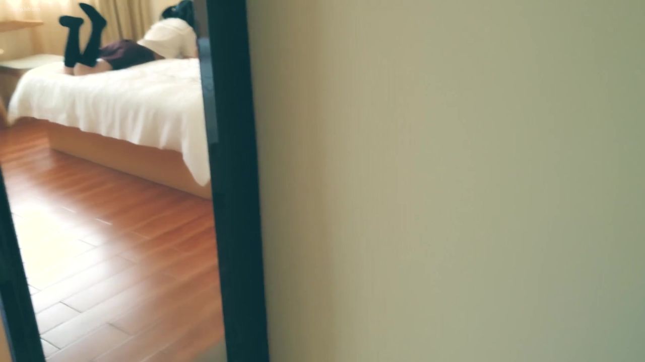 最新国产超强福利 极品白虎制服学妹『徐爱丽』玩手机 脱掉内内多姿势一顿操 内射中出流精 高清1080P完整版