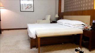 【69堂精品】康先生_无套操性感黑丝开裆大胸妹张倩琳侧面近景