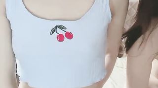 【69堂精品】一老一少双女秀没有男人黄瓜自慰粉色蝴蝶逼01