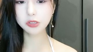 【69堂精品】御姐妹子黑丝袜按摩推油安慕希酸奶湿身