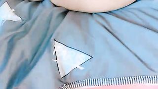 粉嫩骚穴被手指掰开玩弄菊花玩得呻吟不停