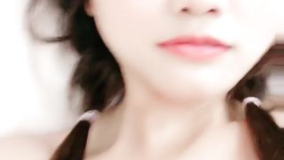 卡哇伊两根小辫子萌妹娇小身材全裸自慰扣穴