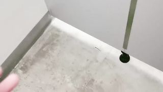 风骚少妇深夜公测勾搭啪啪直接在厕所口交爆草