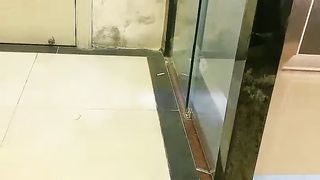 【69堂精品视频】刚破处不久嫩妹开房操逼抓着大屌舔弄生疏