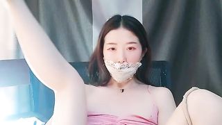 嫩模苏苏苏椅子上侧漏淫穴大美腿美足好白