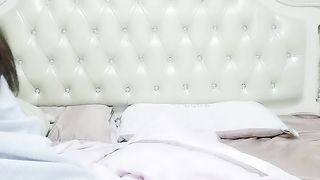 【69堂精品视频】海归风骚少妇一个人的寂寞在家陪狼友发骚撅着屁股求草