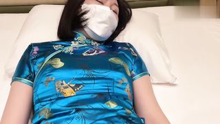 蓝色旗袍下的丰满身材。 半卧在床榻尽风骚