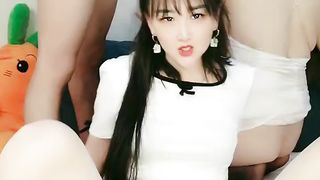 【69免费视频】糖糖粘糖双飞玩弄口交摸蛋蛋换着轮流抽插