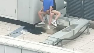 【69堂免费视频】天台门事件中学情侣翘课跑到商场天台啪啪解锁各种姿势围观吃瓜群众看得口干舌燥