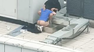 【69堂免费视频】天台门事件中学情侣翘课跑到商场天台啪啪解锁各种姿势围观吃瓜群众看得口干舌燥