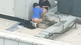 【69堂免费视频】天台门事件中学情侣翘课跑到商场天台啪啪解锁各种姿势围观吃瓜群众看得口干舌燥