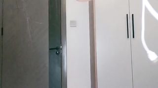 【69堂免费视频】车模小骚杯大长腿性感美女道具大屌插骚穴