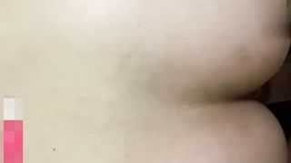 【69堂免费视频】母子乱伦 爸爸在客厅喝茶儿子潜入卧室把妈妈操了