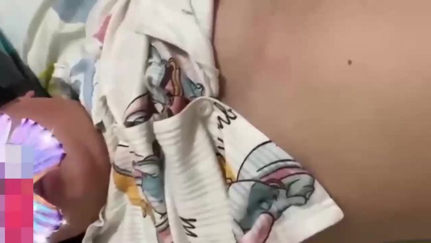 【69堂免费视频】母子乱伦 爸爸在客厅喝茶儿子潜入卧室把妈妈操了