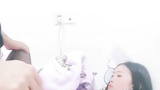 【69堂免费视频】黑丝骚妹子躺床上玩手机被小哥鸡巴塞进嘴里抽插