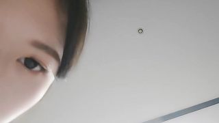 【69堂免费视频】卫生间扶腰后入，主动骑乘位深插