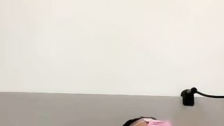 【69堂免费视频】极品小娇妻让大哥在浴室抓着奶子抠逼到高潮尿尿给你看