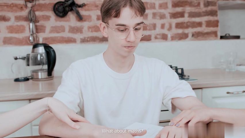 【69堂免费视频】一对白嫩青春的俄罗斯学生妹和小鲜肉复习一半就来性了摸胸撸管吃鸡巴在啪啪