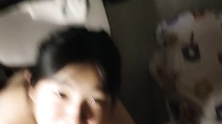 【69堂免费视频】那个叼着鸡巴的女孩好可爱，全程露脸听大哥调教给狼友看，大鸡巴深喉口交舔弄