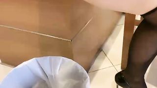 【69堂免费视频】老外的鸡巴比御姐的脚还大真牛逼，口交舔弄让老外男友揉奶舔逼