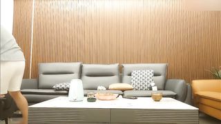 【69堂免费视频】工商银行副行长偷情下属老婆，家中啤酒助兴，无套内射