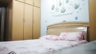 【69堂免费视频】绿帽老公的骚媳妇让别人3P，自己在旁边观战指导！