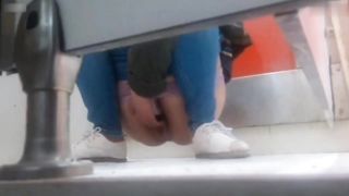 【69堂免费视频】原来女生跟男生一样，盘点女孩在卫生间里自慰被偷拍合集