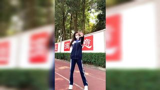 【69堂免费视频】四川广安04年反差婊，平时是同学心中女神，其实是金主爸爸胯下母狗