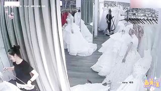 【69堂免费视频】婚纱店偷拍新娘伴娘试婚纱露出可爱奶子
