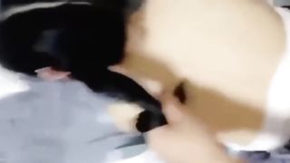 【69堂免费视频】【破处双马尾萝莉】处女血弄脏床“不要，好不舒服，哥哥不要”