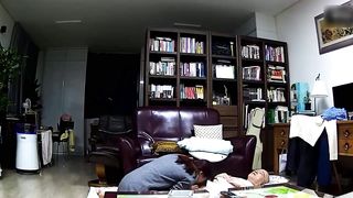 【69堂免费视频】【硬核泄密】中年夫妻做爱正在口交，闺蜜来了在旁边看，边聊天边继续啪啪