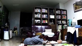 【69堂免费视频】【硬核泄密】中年夫妻做爱正在口交，闺蜜来了在旁边看，边聊天边继续啪啪