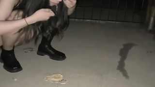 【69堂免费视频】两个骚女深夜驾车户外！没穿内裤塞着跳蛋！蹲着野外尿尿，深喉插嘴吐了，翘起屁股摸穴后入