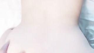 【69堂免费视频】在床上骚的很，抓起屌就要吃