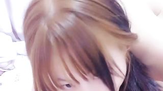 【69堂免费视频】扎着两个小辫子00后嫩妹侧着舔舒服，逼逼无毛舔屌硬了骑上来自己动