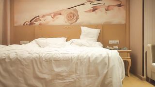 【69堂免费视频】约炮美乳外围拉着手暴力输出给妹子都干狰狞了