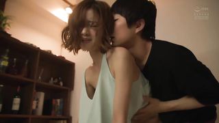 【69堂免费视频】我的嫂子和我哥哥吵架了，让我只住一晚，还引诱我不戴胸罩