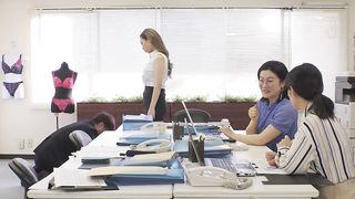 【69堂免费视频】这是一个丰满女上司对下属要求严格，但当她对下属进行性骚扰时，不仅被骂，甚至还和她发生性关系的故事