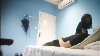 【69堂免费视频】【勾搭良家技师】偷拍重金买钟足疗会所人妻技师，带回酒店无套内射爽歪歪，干的心里美滋滋