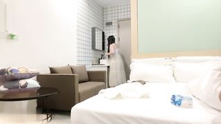 【69堂免费视频】【超人探花】简直美女D罩杯大奶子被连干两炮，这对车灯太耀眼了