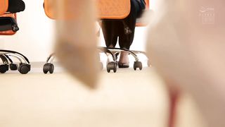 【69堂免费视频】“你在盯着我的腿看，不是吗！？”尽管我女朋友就在我旁边，我还是把她的腿缠在她身上，在她耳边低语，我要给她手淫，让她走为体内射精而疯狂