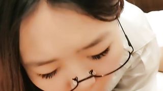 【69堂免费视频】酒店和蝴蝶粉逼的眼镜妹子啪啪做爱，卖力口交细心唑