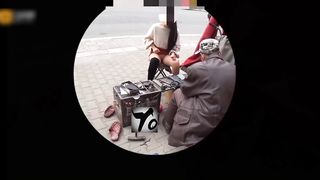 【69堂免费视频】【极限勾引】小姐姐闹市街区修鞋，唠嗑露出鲍鱼勾引修鞋大爷