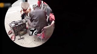 【69堂免费视频】【极限勾引】小姐姐闹市街区修鞋，唠嗑露出鲍鱼勾引修鞋大爷