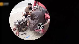 【69堂免费视频】【极限勾引】小姐姐闹市街区修鞋，唠嗑露出鲍鱼勾引修鞋大爷